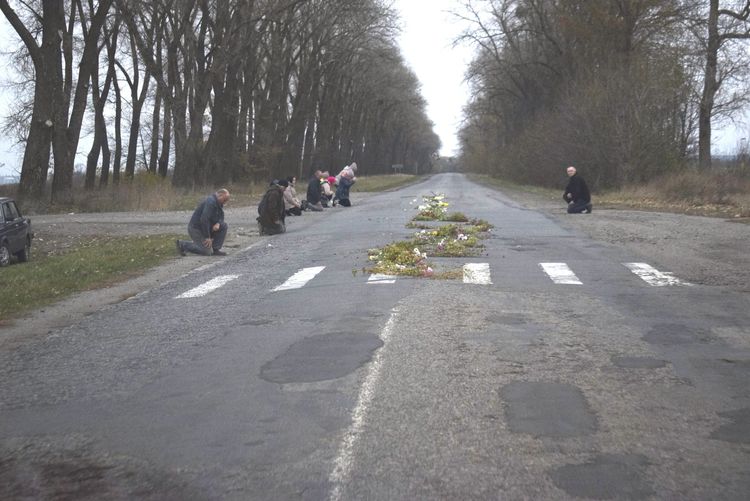 Навколішки зі слізьми