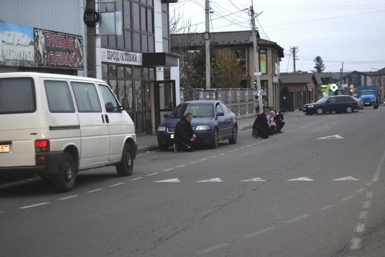 Навколішки зі слізьми