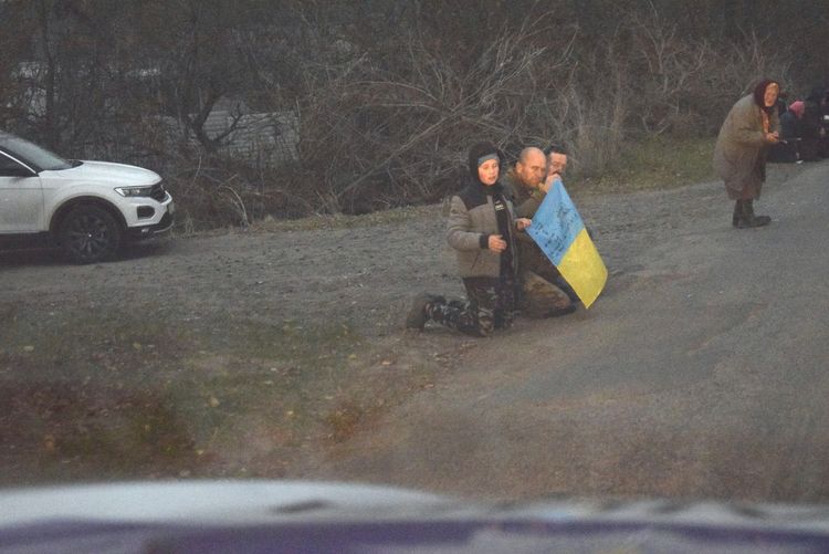 Навколішки зі слізьми