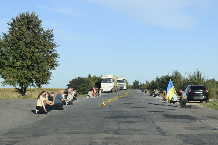 Зі сльозами на очах