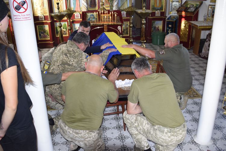 Зі сльозами на очах