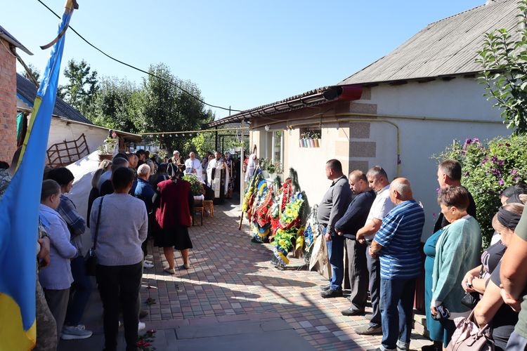 попрощалися з воїном