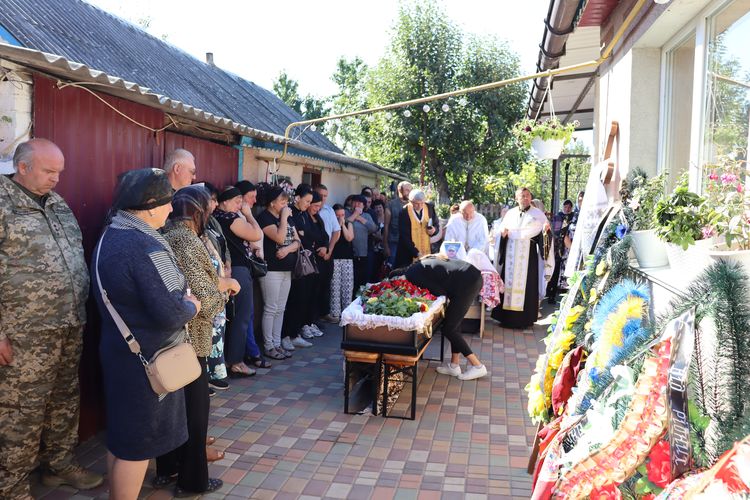 попрощалися з воїном