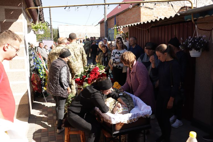 попрощалися з воїном