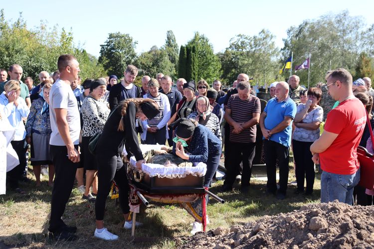 попрощалися з воїном