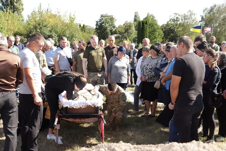 попрощалися з воїном