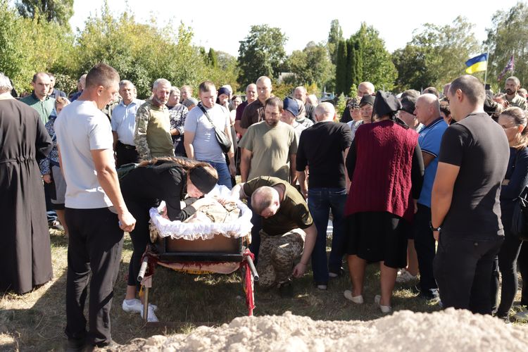 попрощалися з воїном