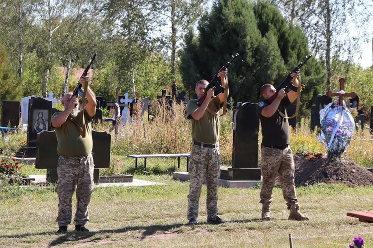 попрощалися з воїном