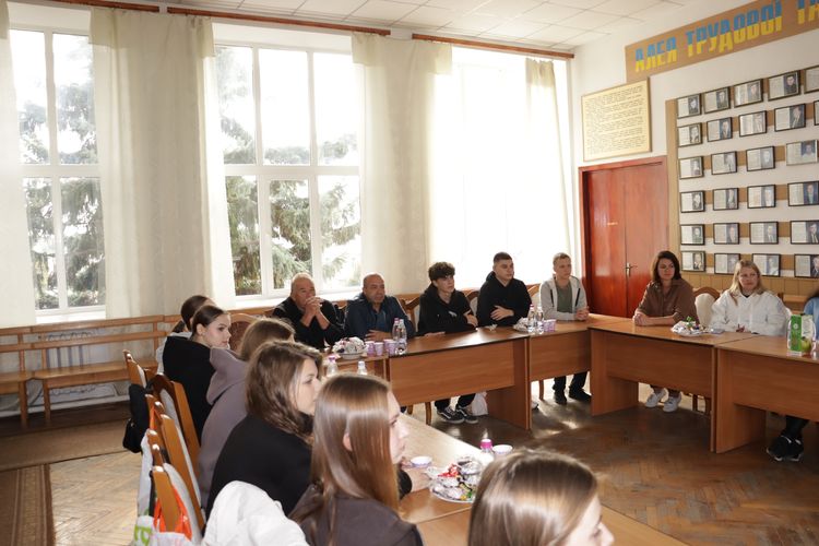 Пліч-о-пліч