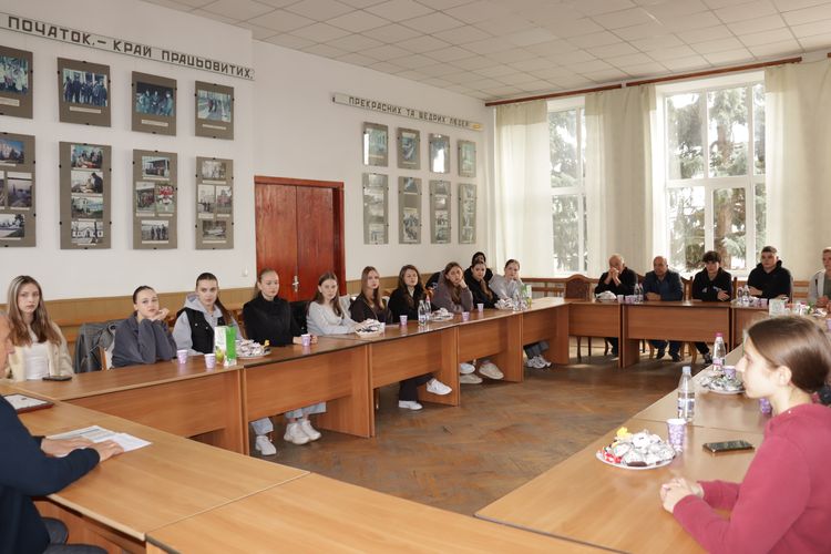 Пліч-о-пліч