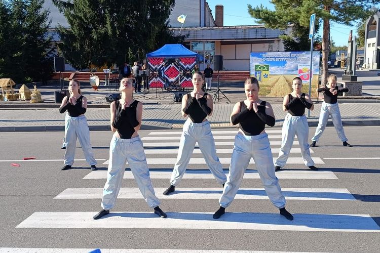 Пліч-о-пліч