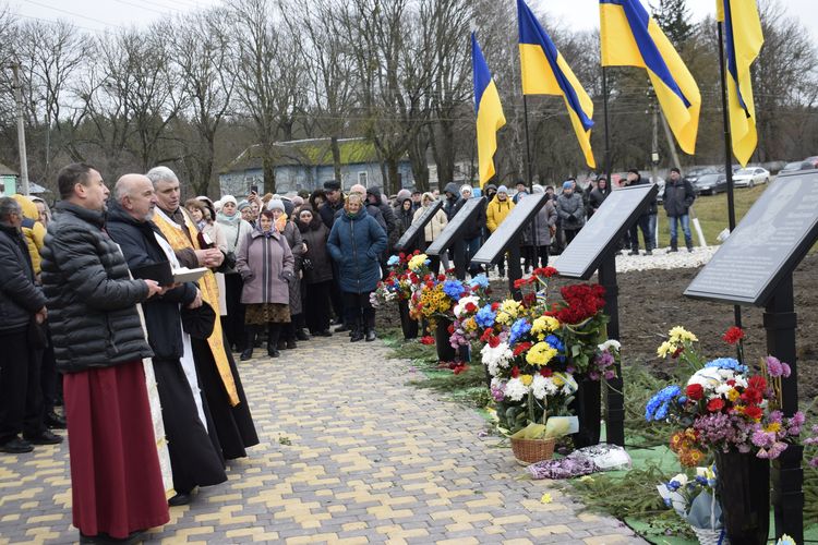 Сльози, квіти й молитва