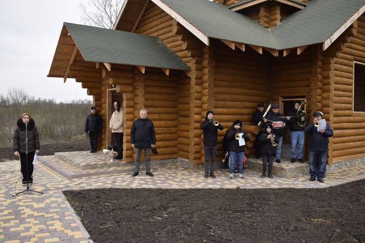 Сльози, квіти й молитва