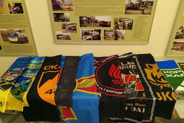 Прапори, усіяні словами вдячності