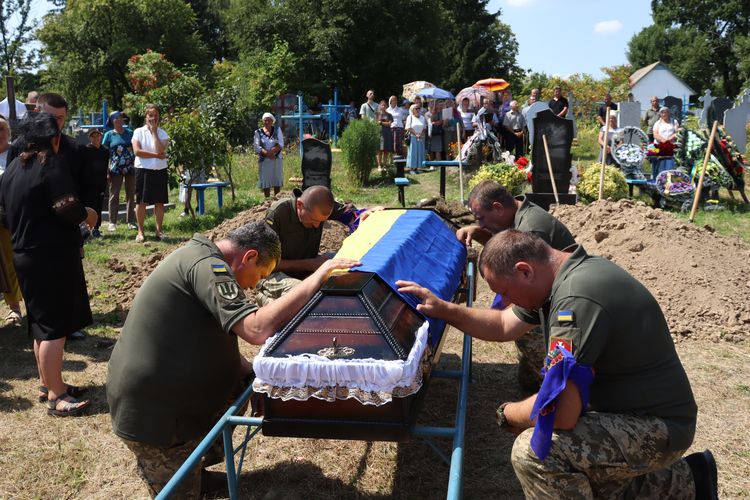 попрощалась із Героєм