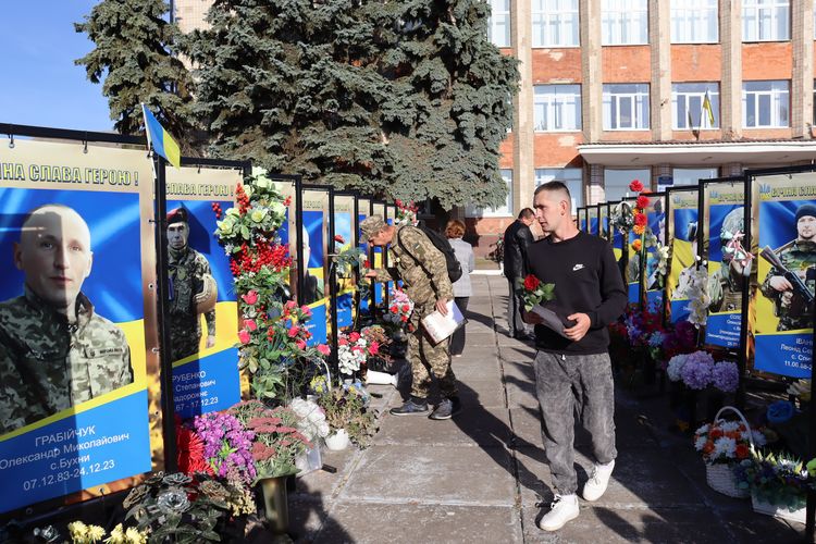 Низько вклоняємося захисникам та захисницям