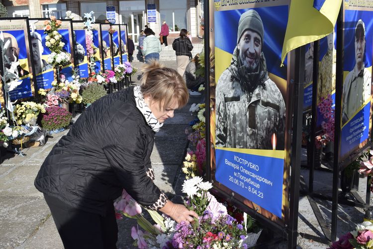 Низько вклоняємося захисникам та захисницям