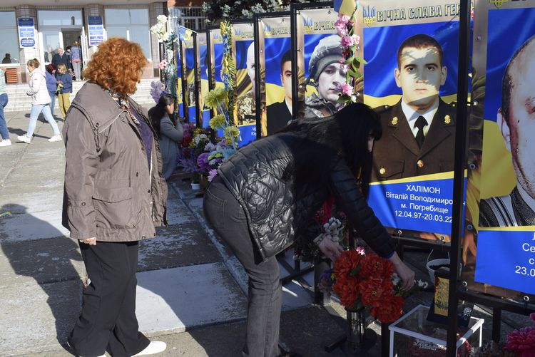 Низько вклоняємося захисникам та захисницям