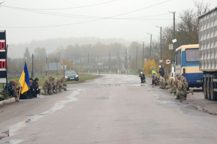 Заплакало небо, трава похилилась