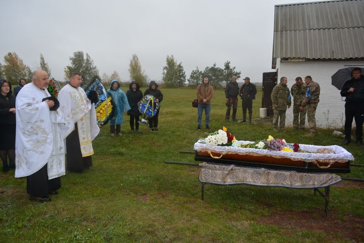 Заплакало небо, трава похилилась