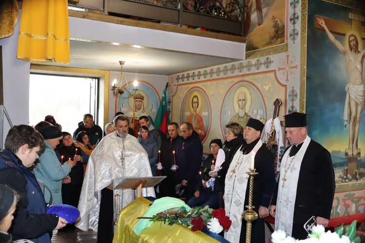 Мешканці громади схилили голови