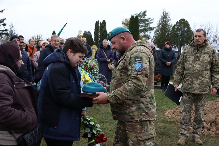 Мешканці громади схилили голови