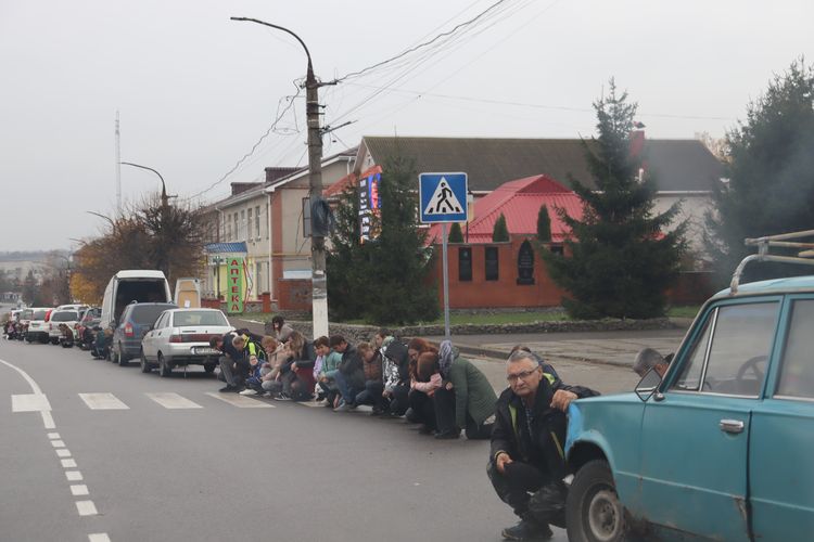 Мешканці громади схилили голови