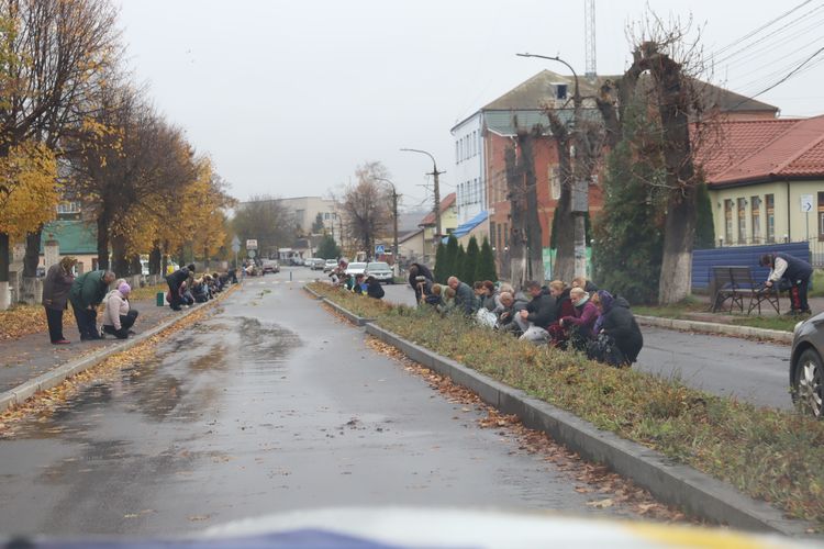 Мешканці громади схилили голови