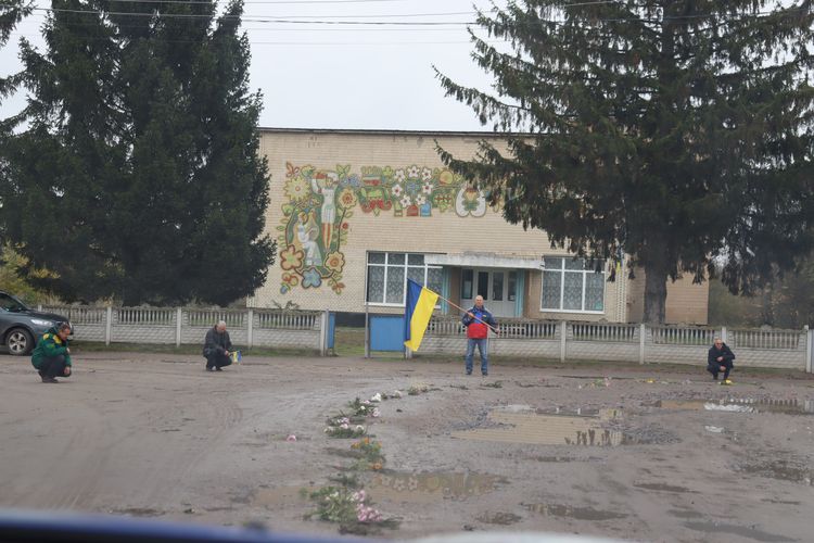Мешканці громади схилили голови