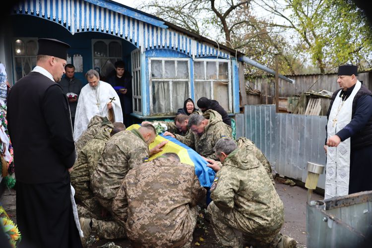 Мешканці громади схилили голови