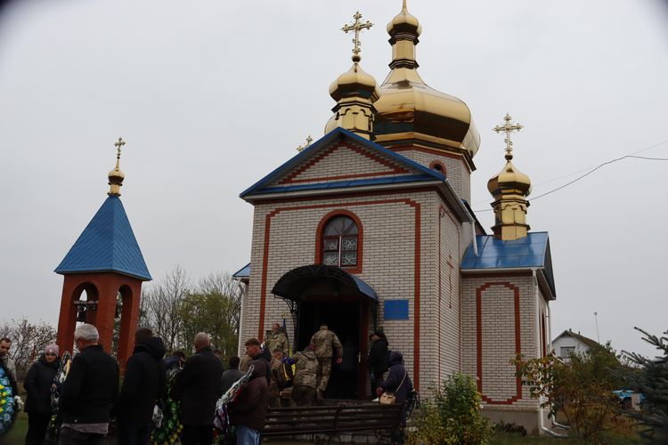 Мешканці громади схилили голови