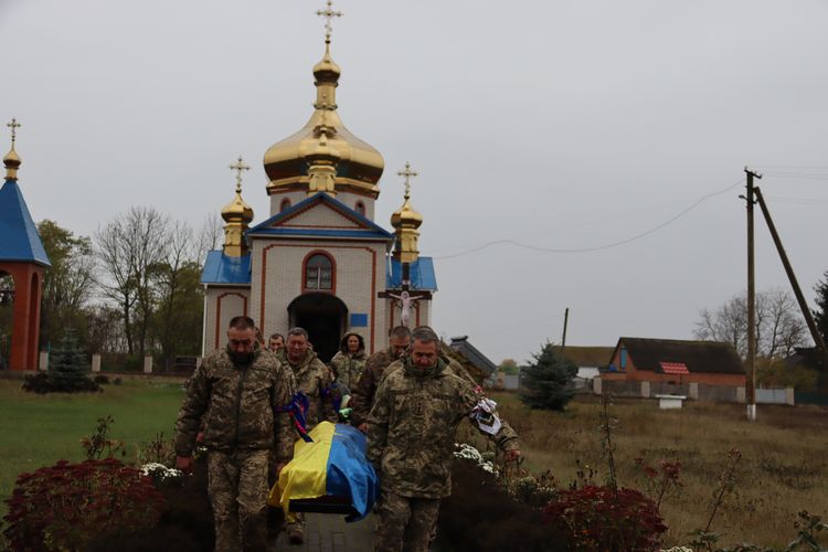 Мешканці громади схилили голови