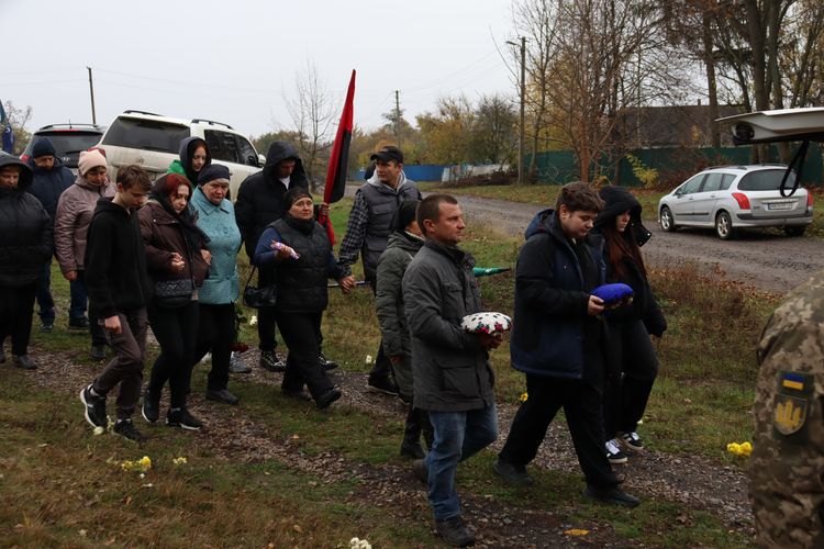 Мешканці громади схилили голови