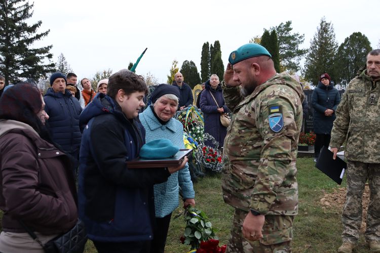 Мешканці громади схилили голови