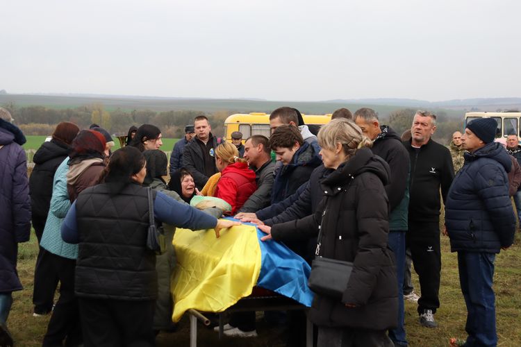 Мешканці громади схилили голови